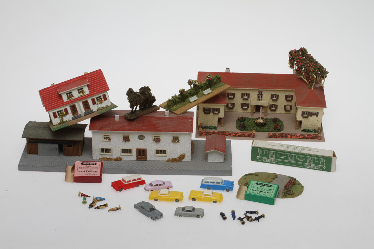 MODELLTÅG TILLBEHÖR Station, hus, bilar. DINKY TOYS 051 och 053 figurer. Tunnelbanevagn med mera.
