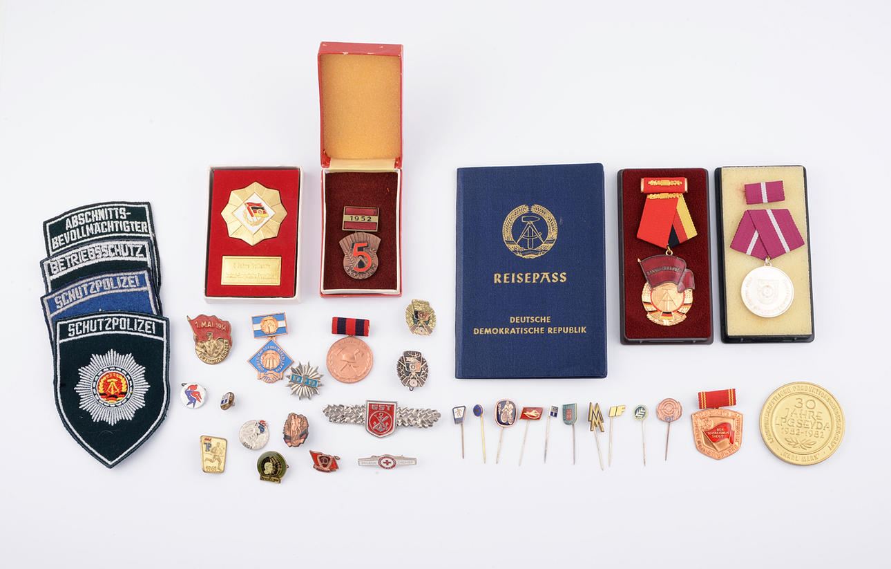 KONVOLUT DDR-MEMORABILIA. Anstecker, Nadeln und 1 Reisepass.
