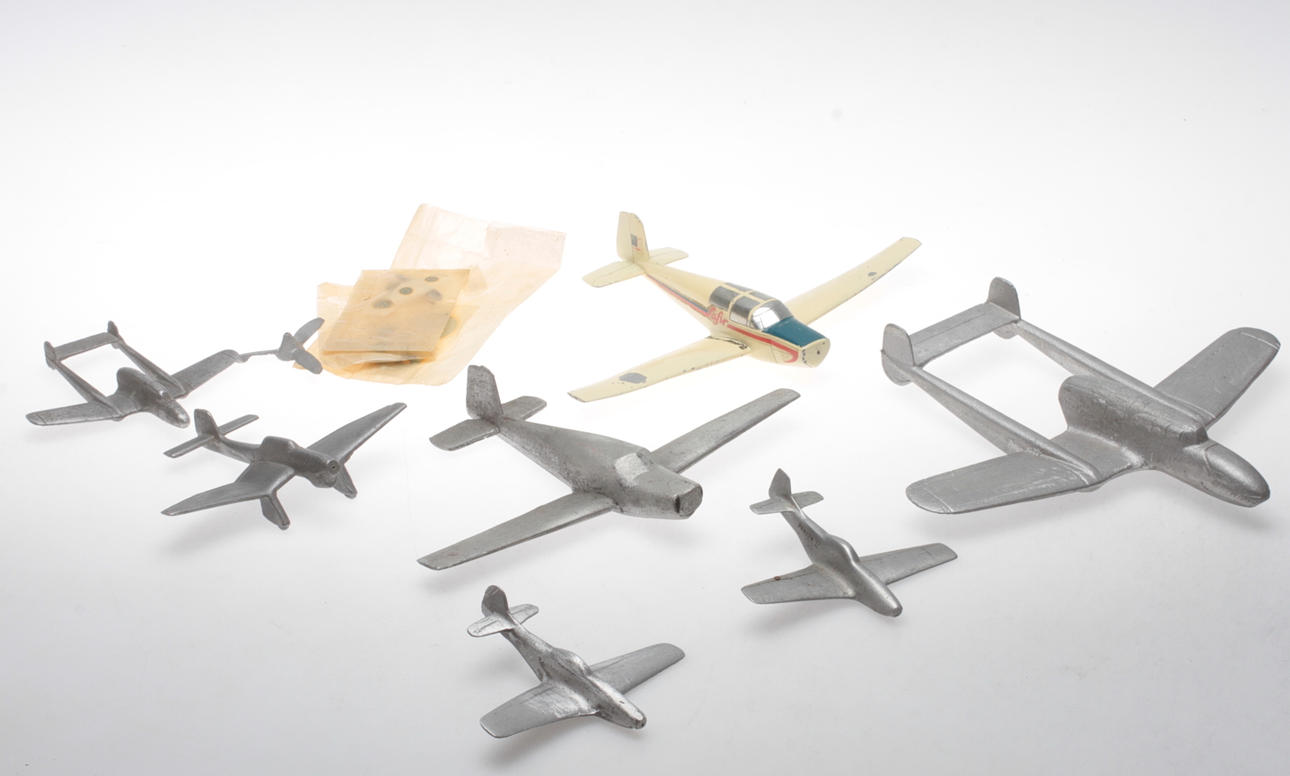 FLYGPLANSMODELLER, 7 st, metall, 1900-tal.