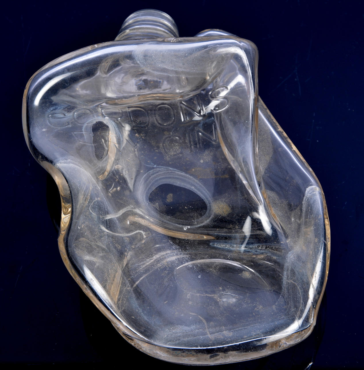 OIDENTIFIERAD KONSTNÄR. SKULPTUR, glas, Gordons Gin.