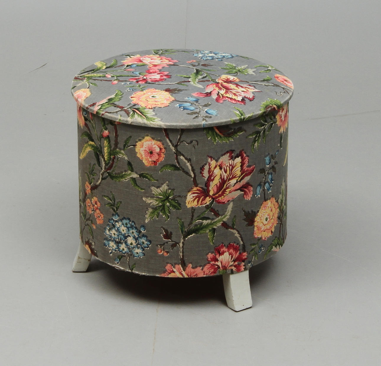 PALL med förvaring för sybehör, 1900/2000-tal.