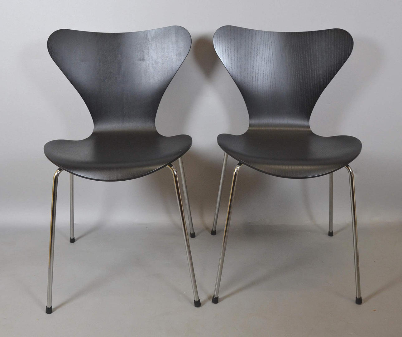ARNE JACOBSEN. 2 SILLAS MODELO 3107 NUEVA ALTURA DE ASIENTO.