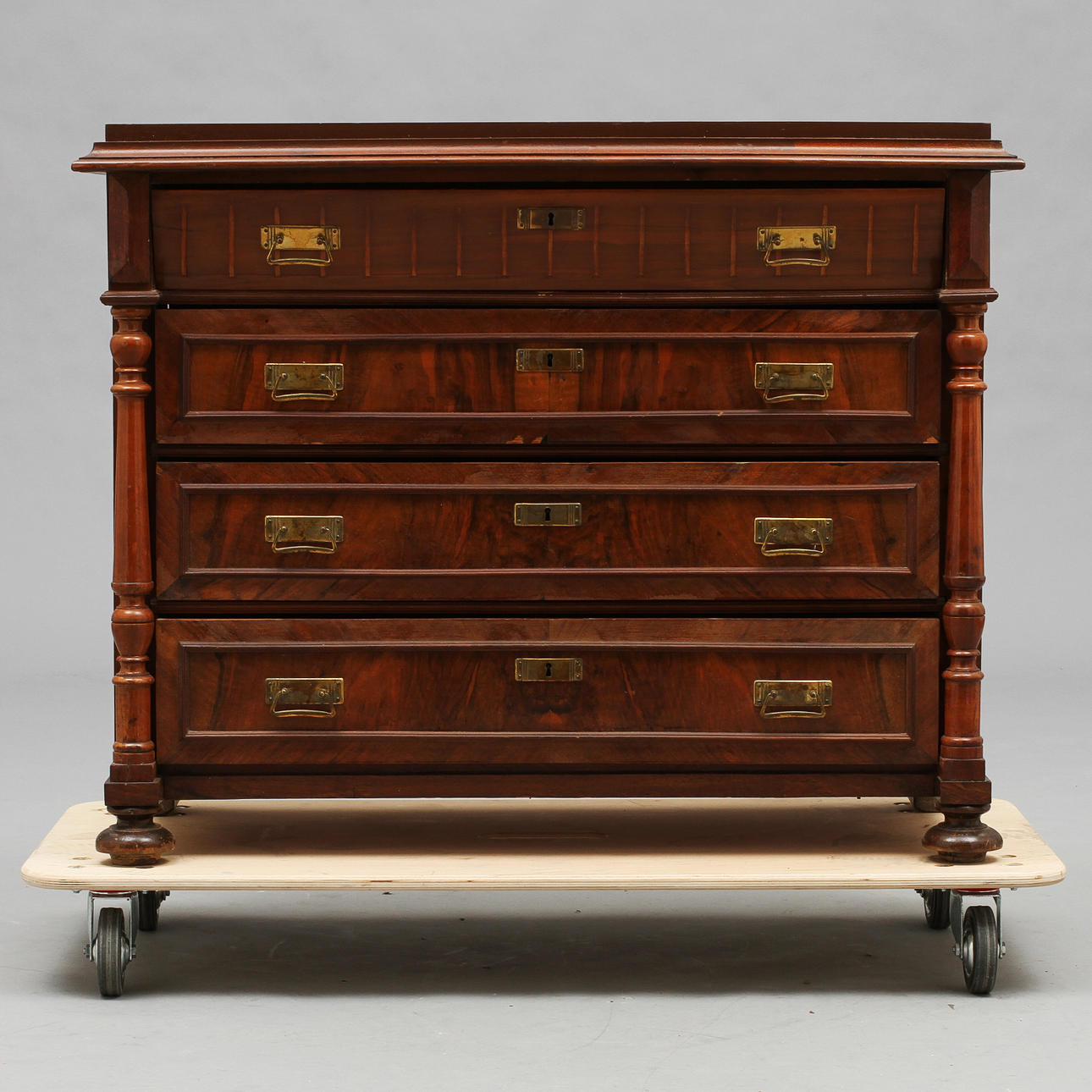 BYRÅ, nyrenässans, 1800/1900-tal.