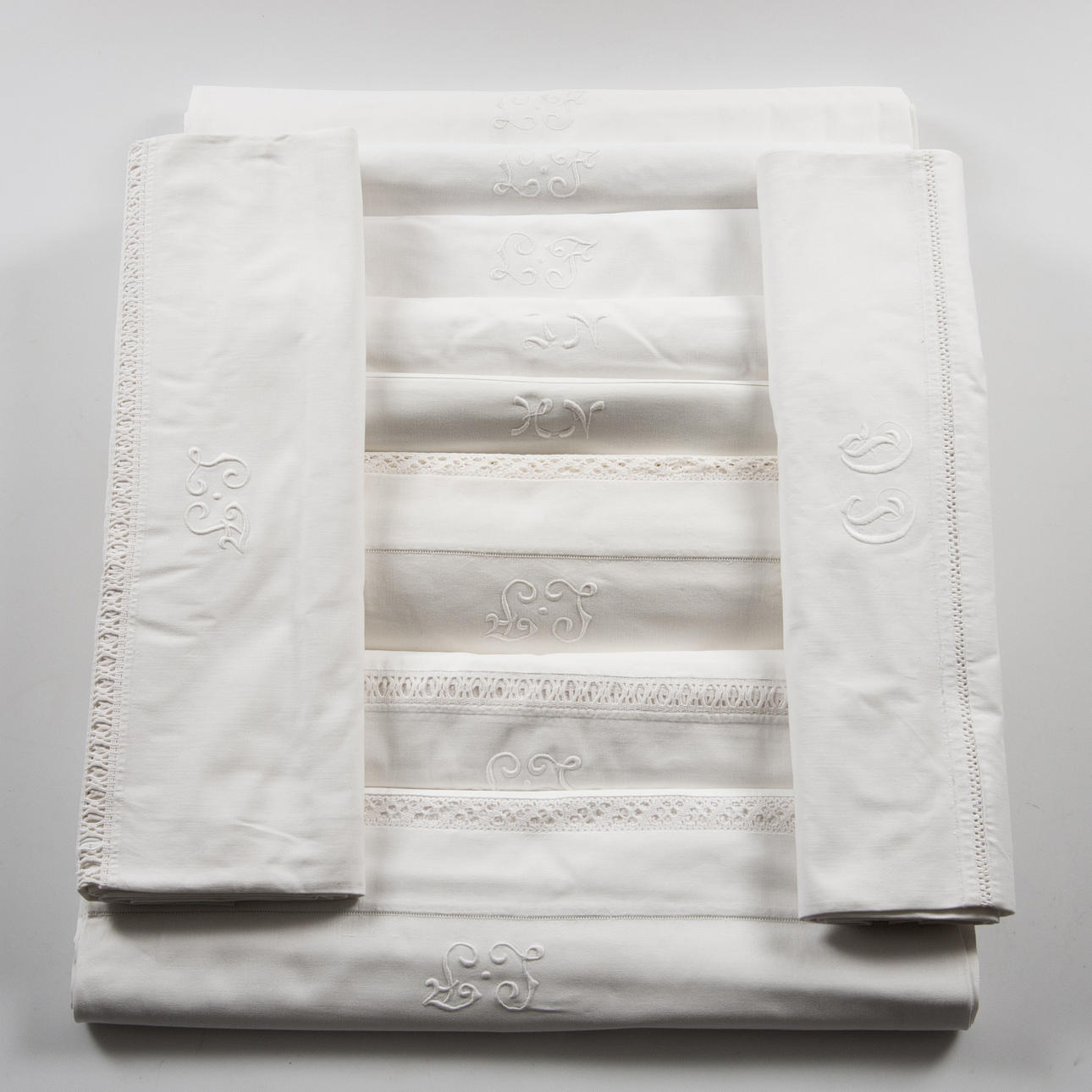 SHEETS WITH LACE AND EMBROIDERY.