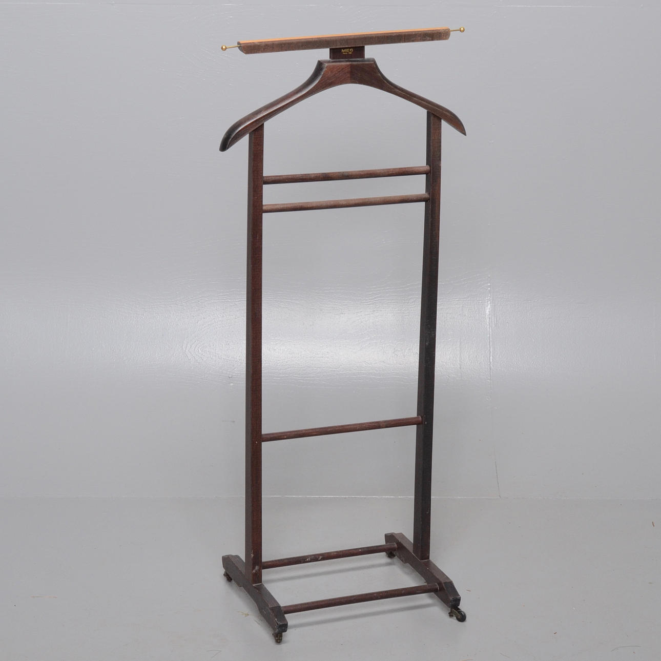 HERRBETJÄNT PÅ HJUL.