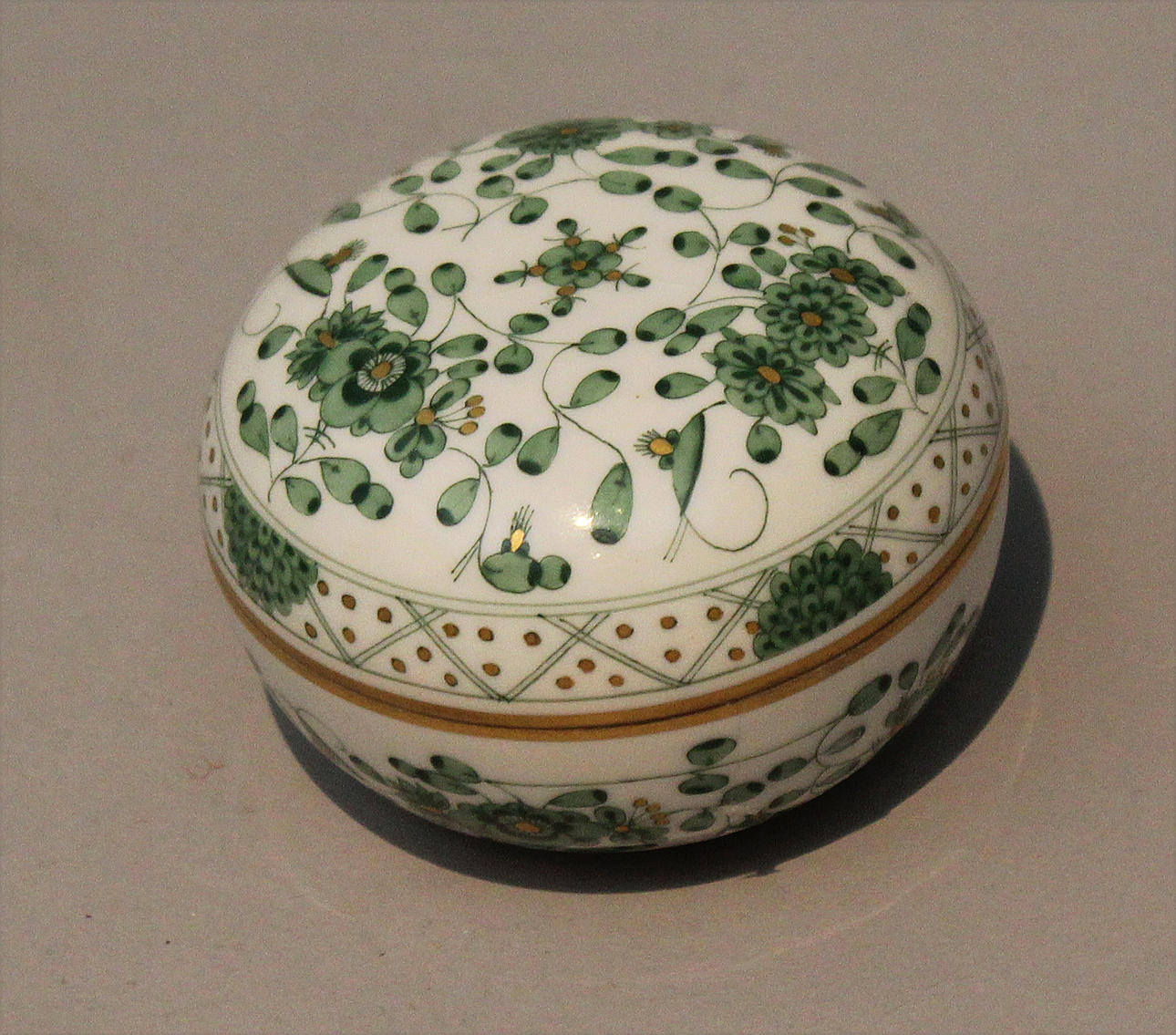 LOCKASK i Porslin. Märkt Meissen, ca 1920-tal.