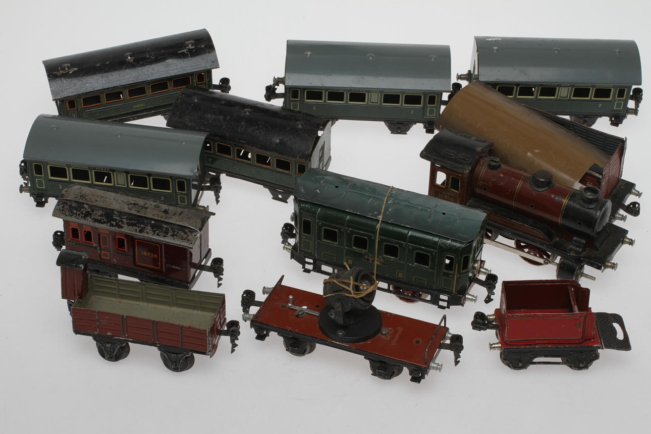 MODELLTÅG MÄRKLIN 2 urverkslok (RS 880 och R950), 9 vagnar.