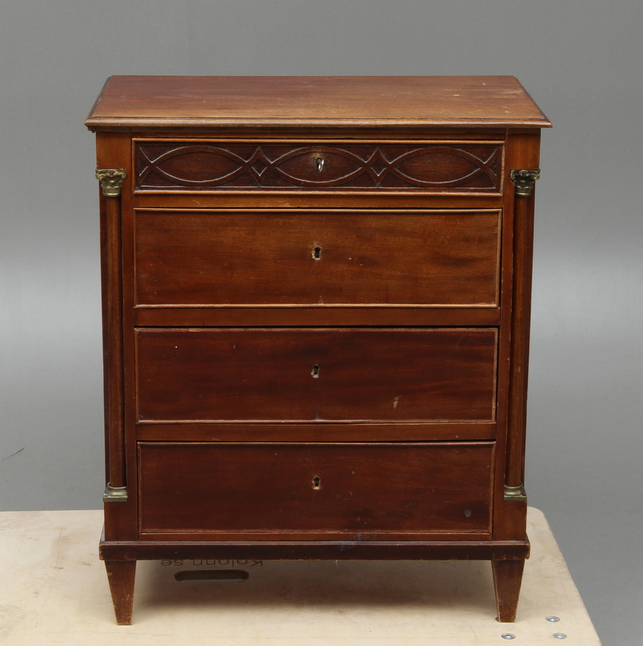 BYRÅ, empirestil, 1900-tal.