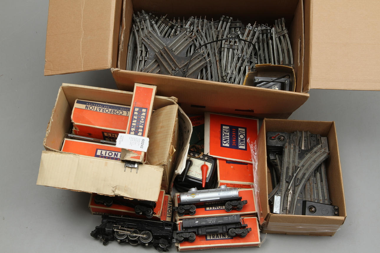 MODELLTÅG LIONEL, 1 ånglok med tender och 2 vagnar. mycket räls och växlar. trafo.