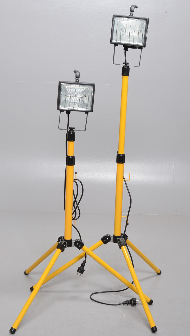 BAULEUCHTEN, ein Paar auf einem Ständer.