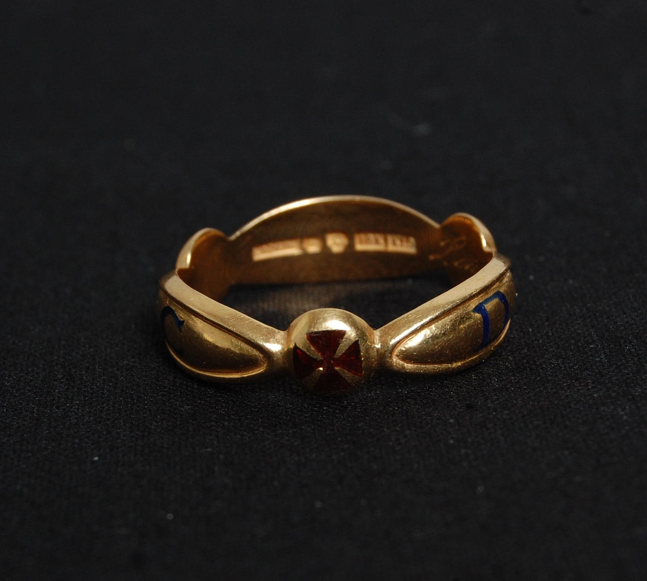 ORDENSRING, 18 karat guld , vikt 8 g.