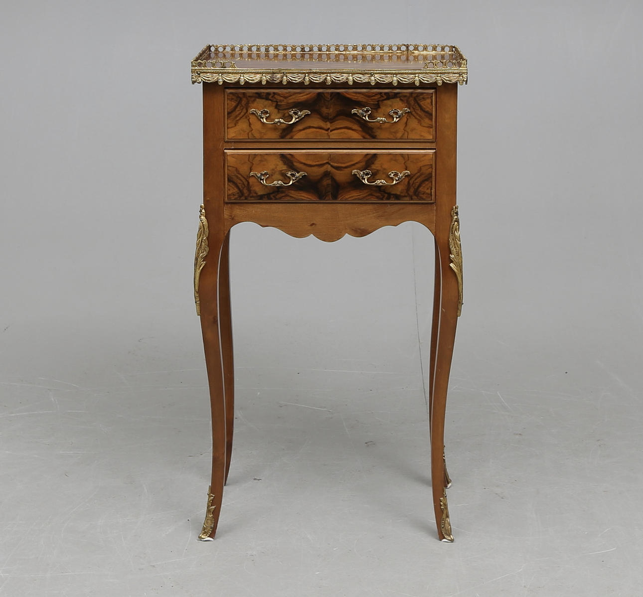 NACHTTISCH, Louis-Seize-Stil, 20. Jahrhundert.