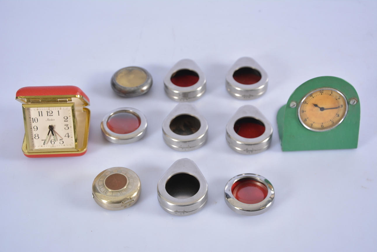 ESTUCHE PARA RELOJES DE MESA Y DE BOLSILLO, 11 piezas.