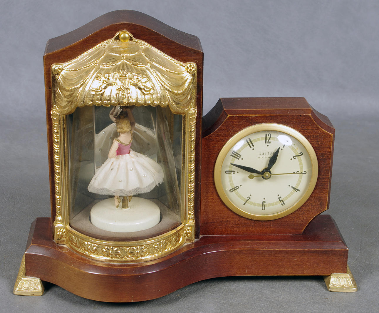 BORDSUR MED SPELDOSA I FORM AV BALLERINA.