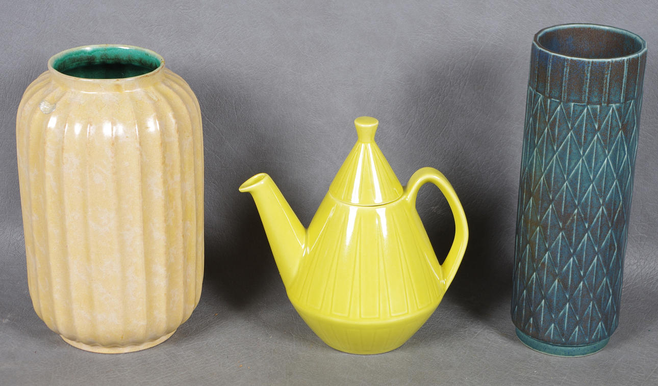 KERAMIKFÖREMÅL, kanna samt 2 vaser.