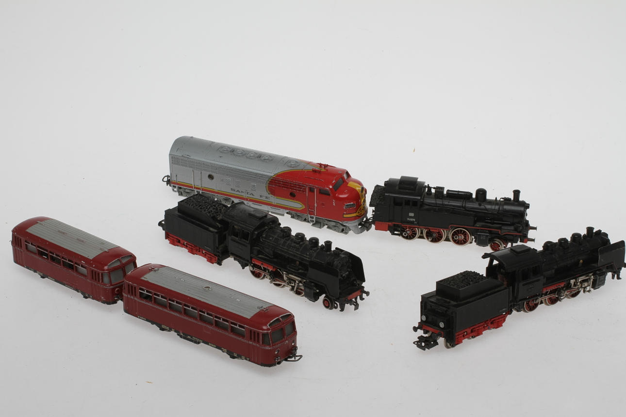 MODELLTÅG MÄRKLIN 3 ånglok (3095, 3003 och 3003), rälsbuss (3016 och 4018) och B-unit (4060).