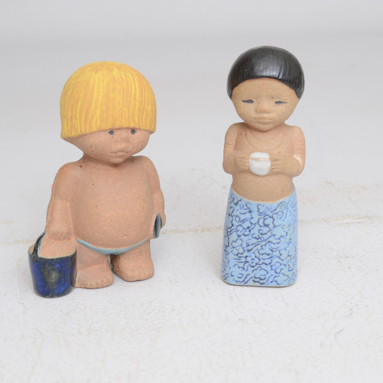 LISA LARSON. Figuren, Knabe mit Eimer und Spaten, Dame.