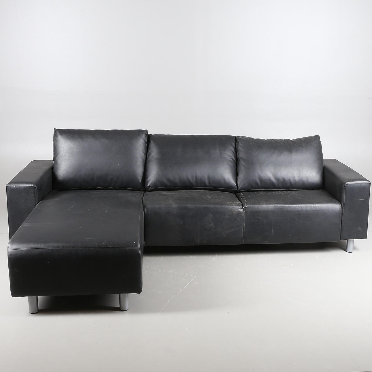 DIVANSOFFA, svart konstläder. samtida.