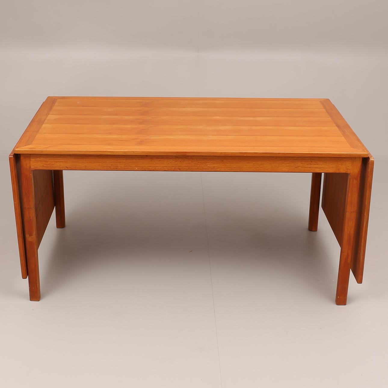 ERIK CHAMBERT. matbord med 2 klaffar, teak, 1950-tal.
