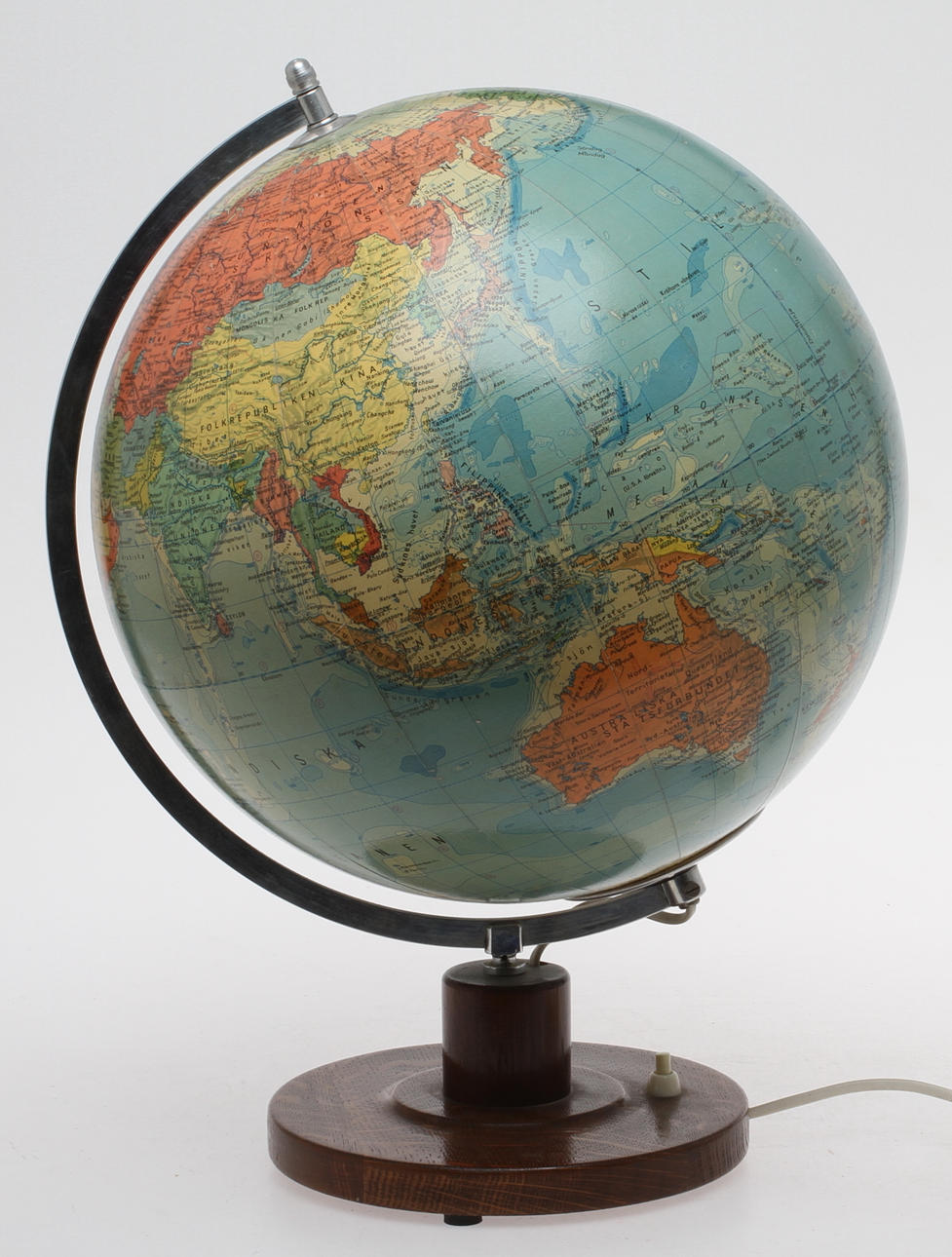 JORDGLOB, Räths Fysisk-Politiska Jordglob. 1900-talets andra hälft.