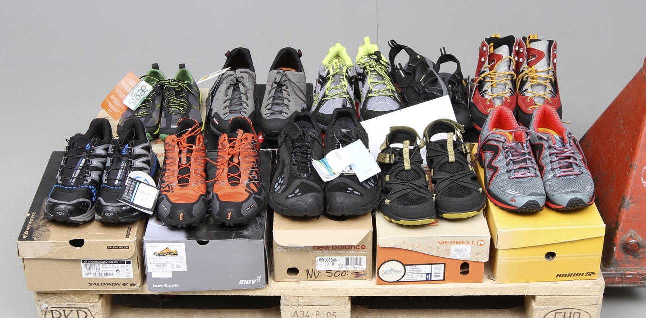 NYA SKOR, 10 par, herr, strl 44, bland annat Karhu samt Merell med flera.