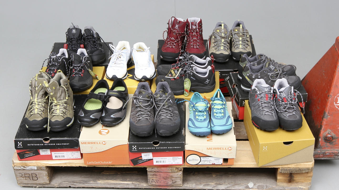 NYA SKOR, 12 par, dam, strl 36/37, bland annat Haglöfs Merell med flera.