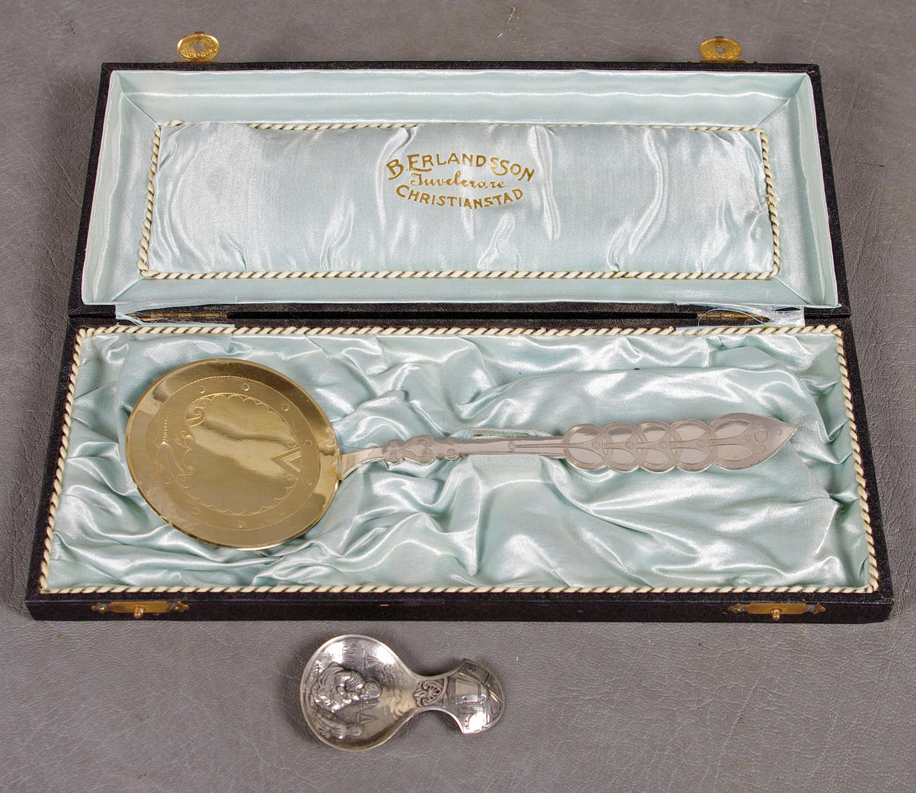 SKEDAR, 2 stycken, silver, ett etui medföljer.