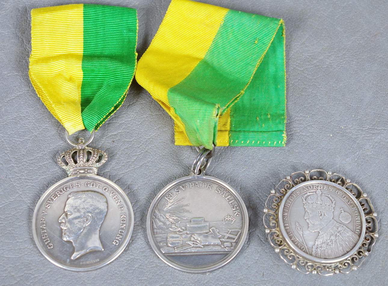 2 MEDALJER SAMT BROSCHINFATTAD 2 KRONA, silver.