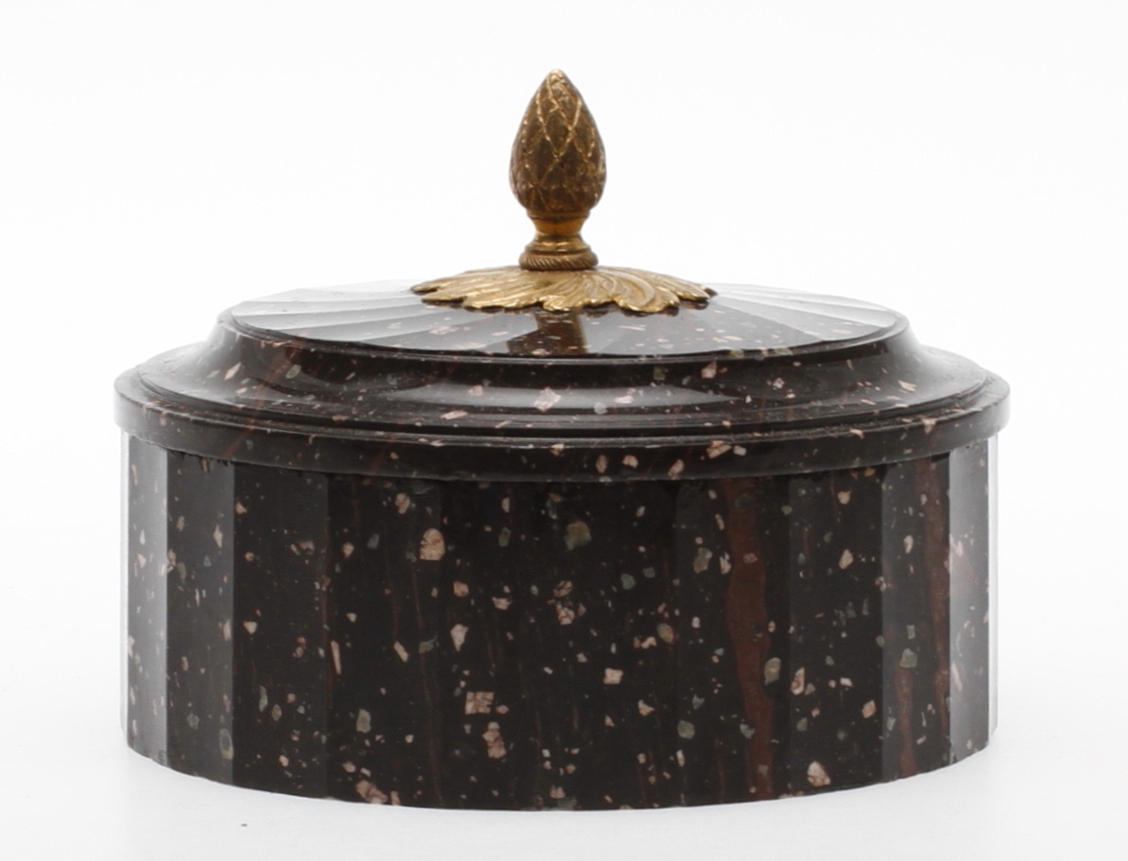 SMÖRASK, porfyr, 1800-talets första hälft, fasetterad sida och godronnerat lock, lockknopp av brännförgylld brons.