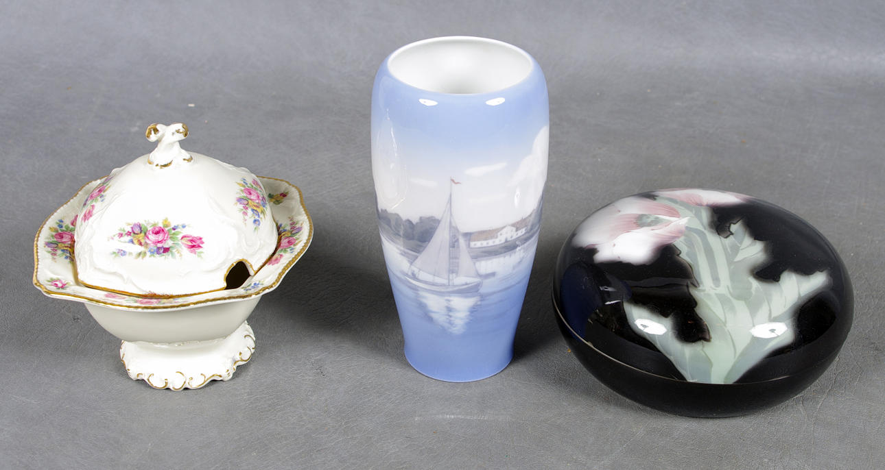 2 LOCKSKÅLAR SAMT VAS, höjd 6-17, diameter 8-15,5 cm.