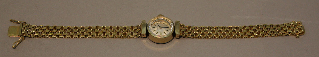 GULDKLOCKA. Certina. Made in Swiss. Märkt ÄSA. 18K. V9 (1971). Kattfot. Totalvikt 22 gram.