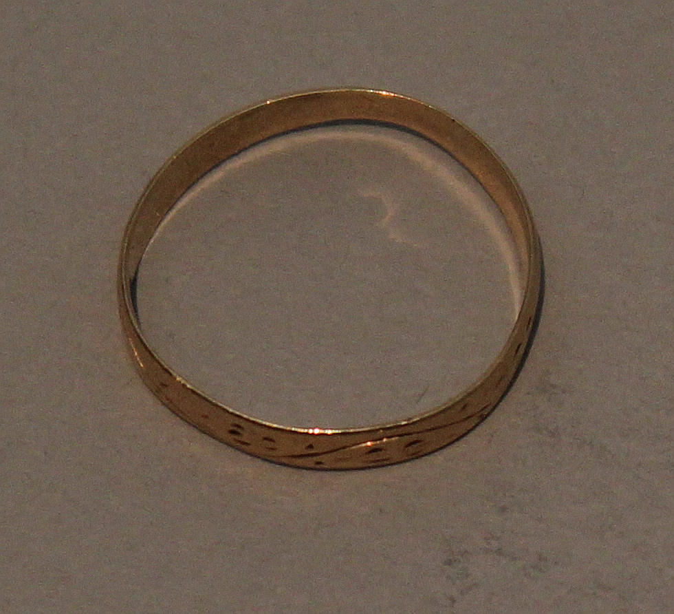 GULDRING. Märkt med 2 spjut samt graverad med A N. Totalvikt 1,1 gram.