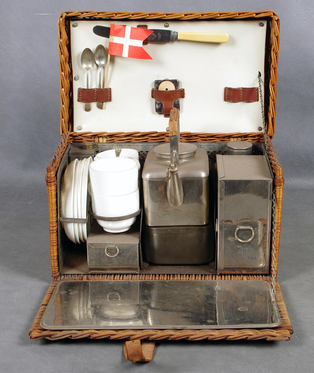 PICKNICK-KORG, rotiing, porslin, metall.