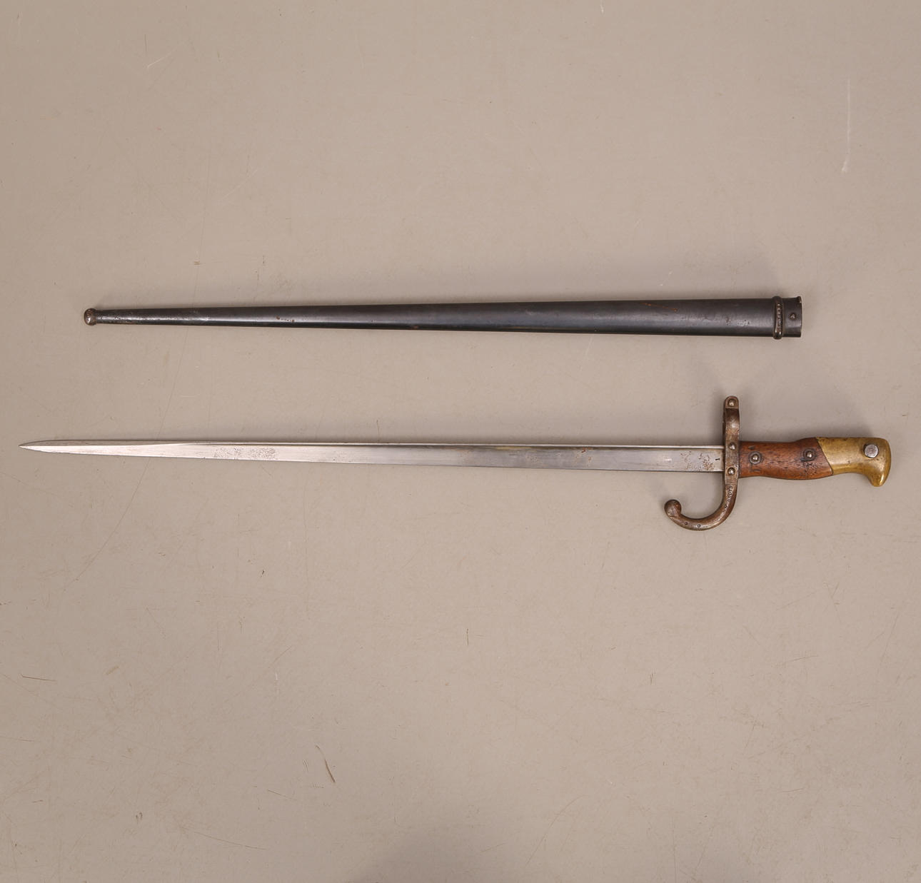 BAYONETA con vaina, de 1882 - Francia.