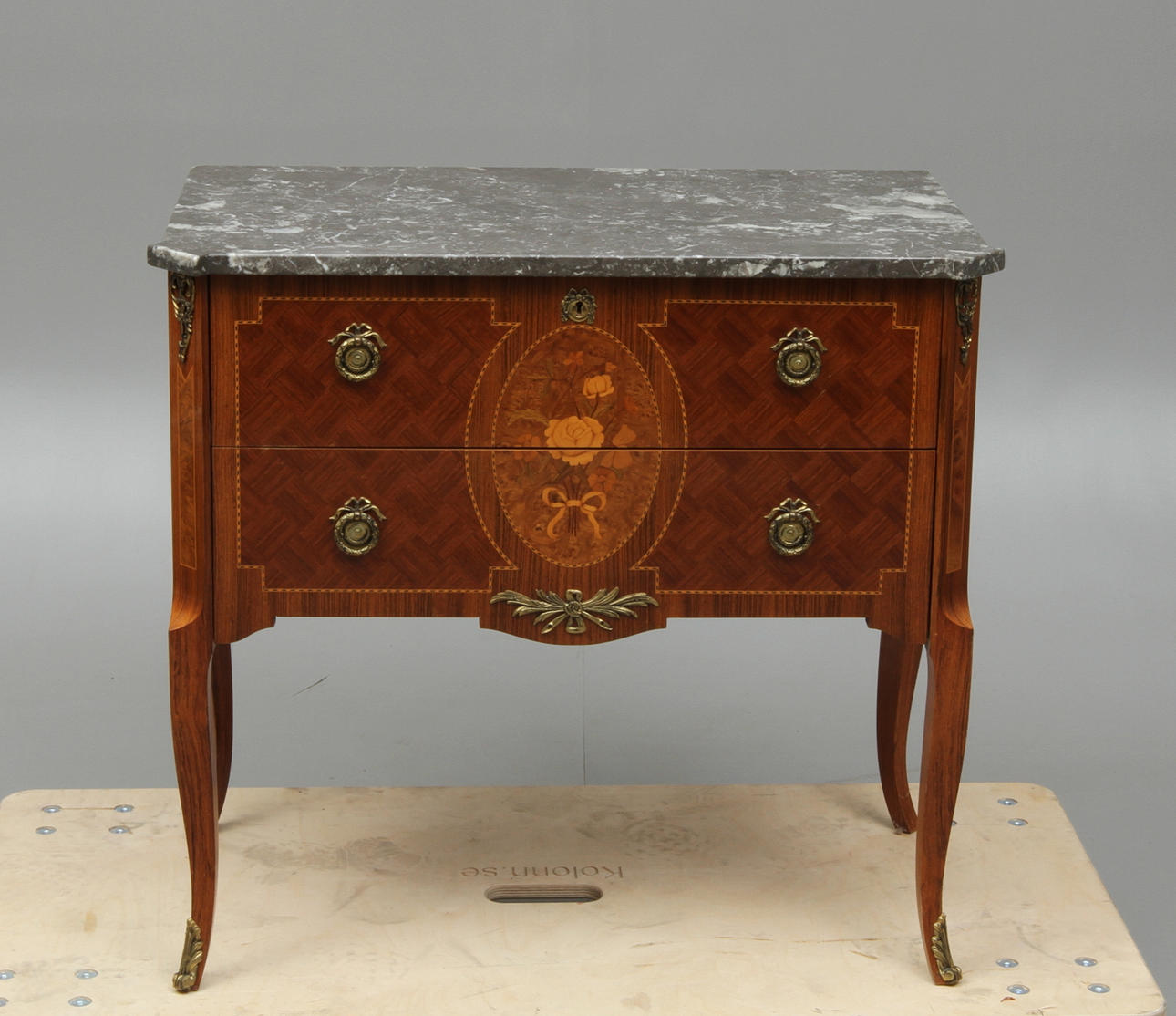 BYRÅ med stenskiva, 1900-tal.