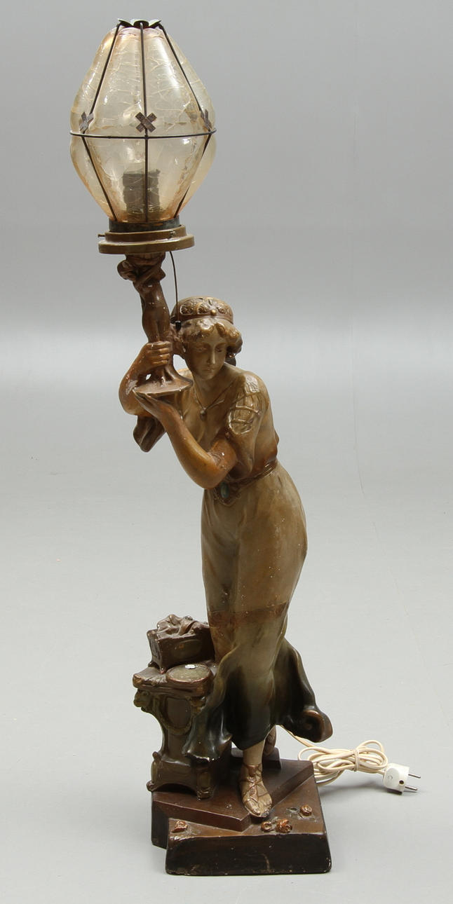 LAMPA, bemålad gips, 1900-talets första del.