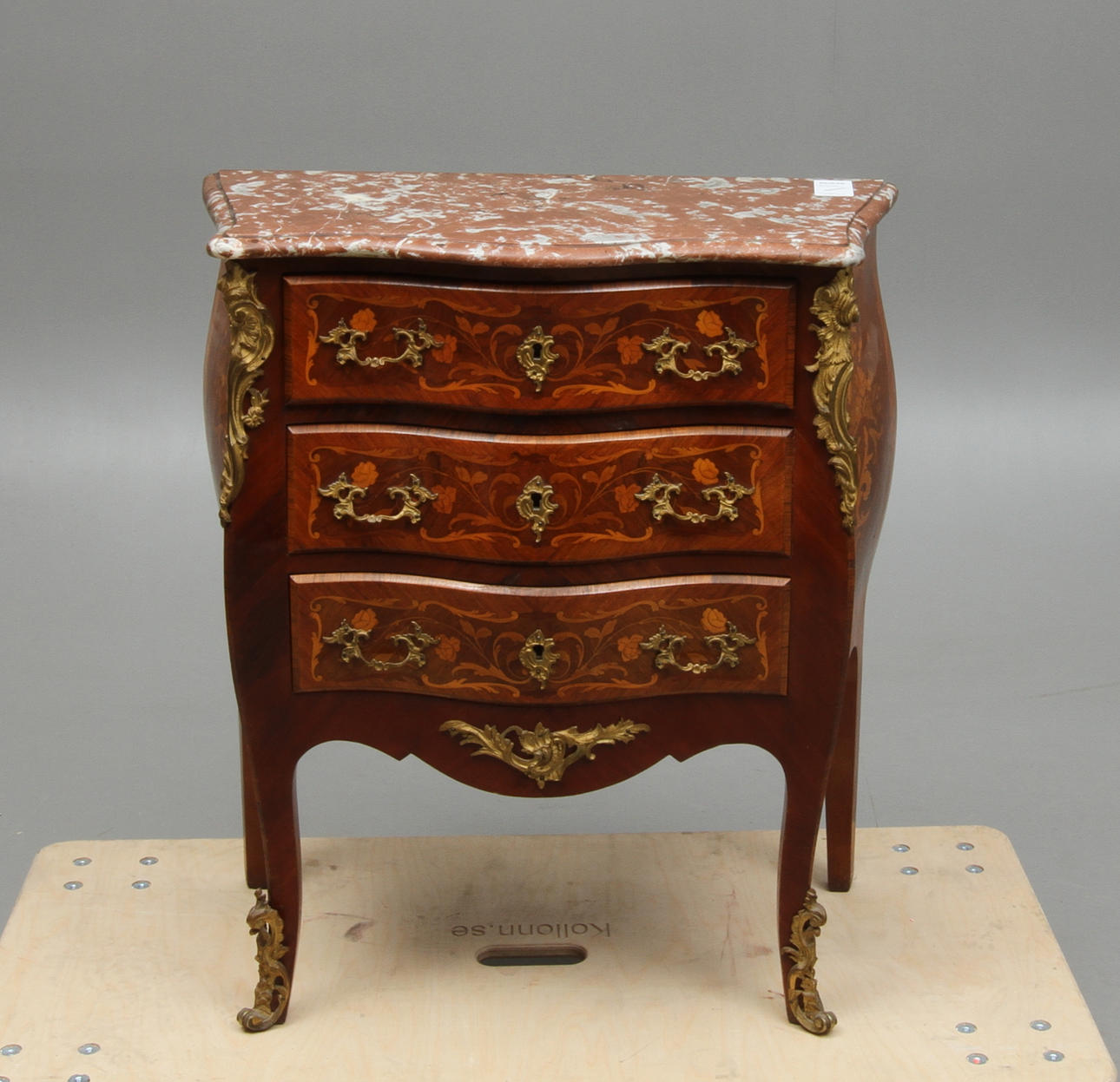 BYRÅ med stenskiva, Louis XV-stil, 1900-tal.