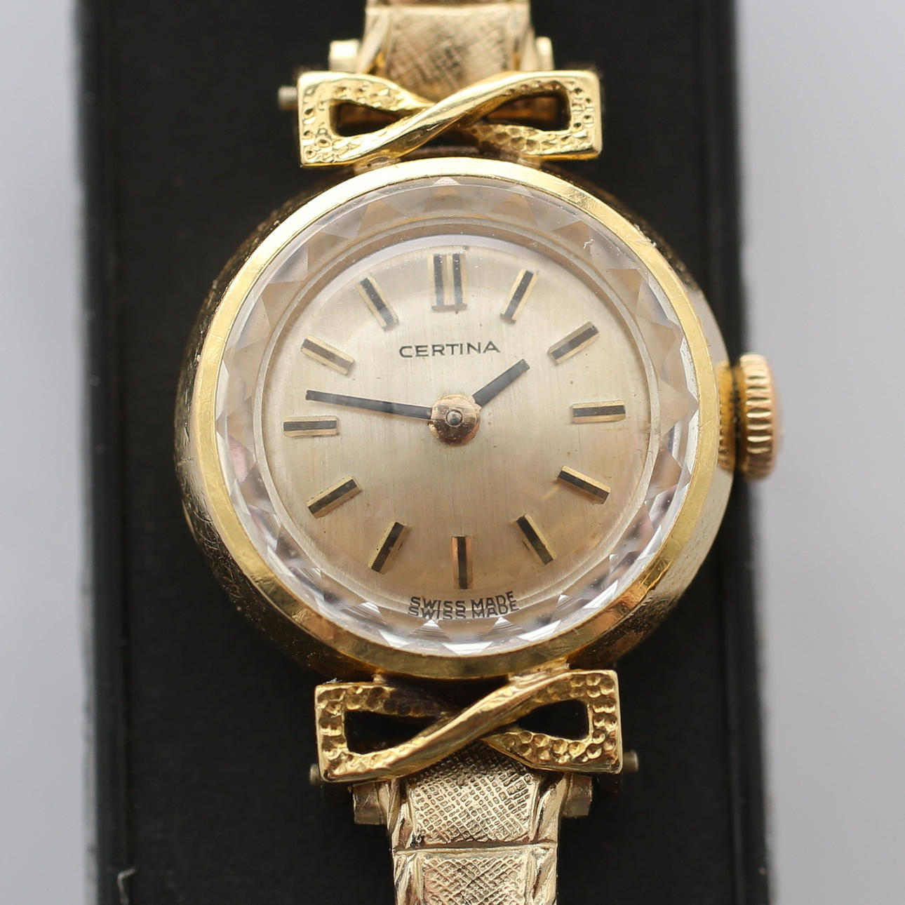 DAMARMBANDSUR, Certina, 18K guld.