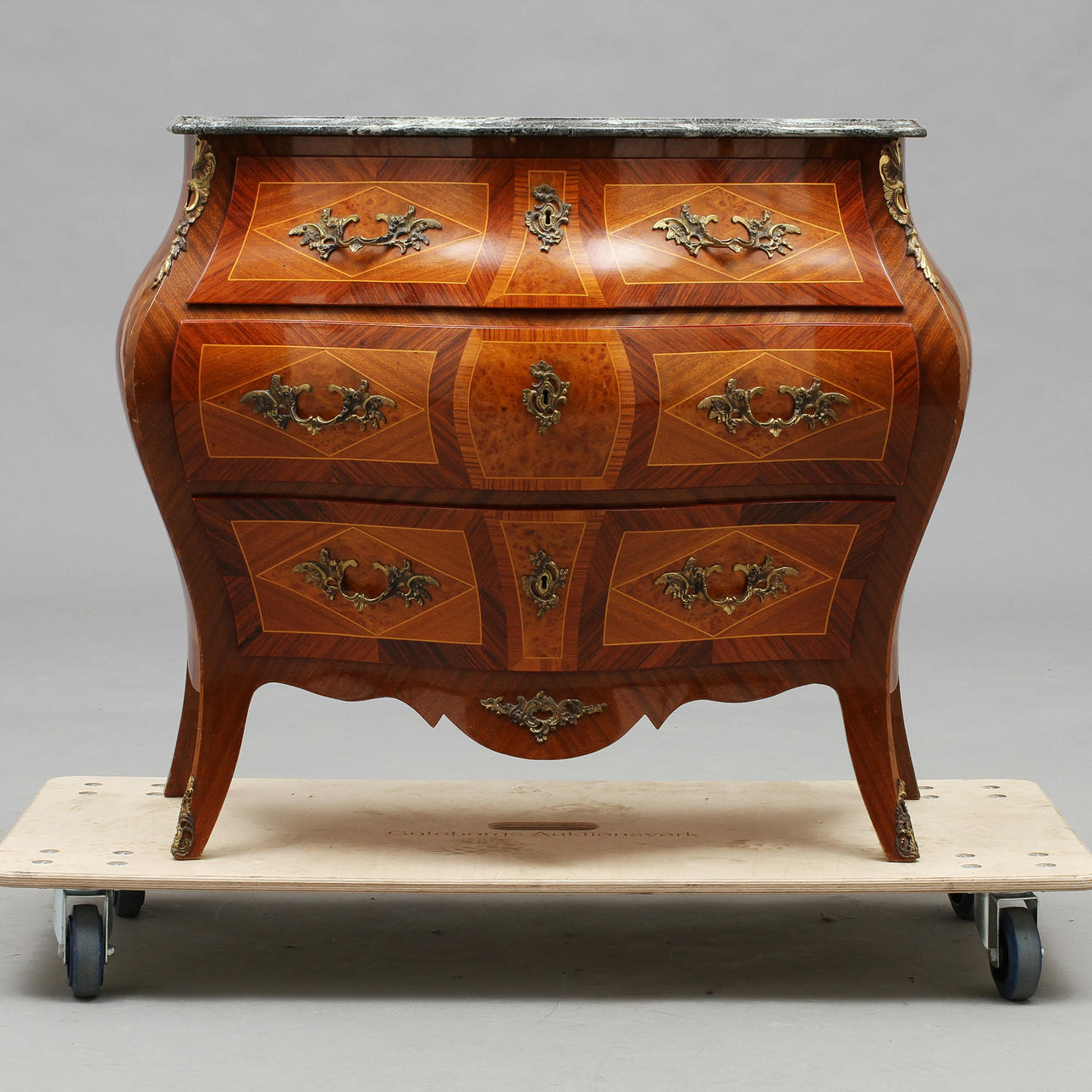 BYRÅ, rokokostil, 1900-tal.