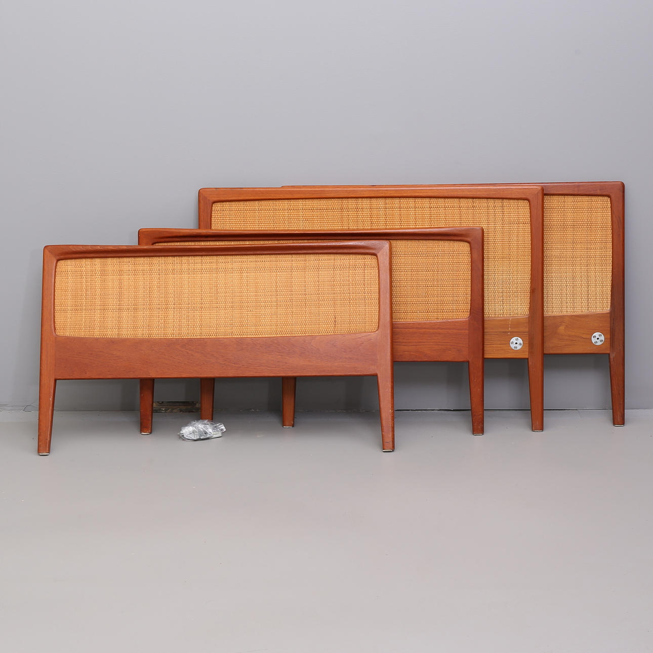 SÄNGGAVLAR, teak, rotting.