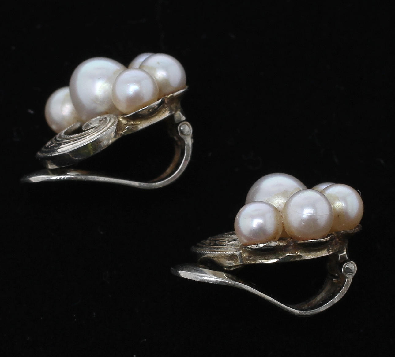 ÖRHÄNGEN 1 par med clips, 18k guld med pärlor, stmpl ABJ Stockholm 1941. Vikt 4,6 gram.