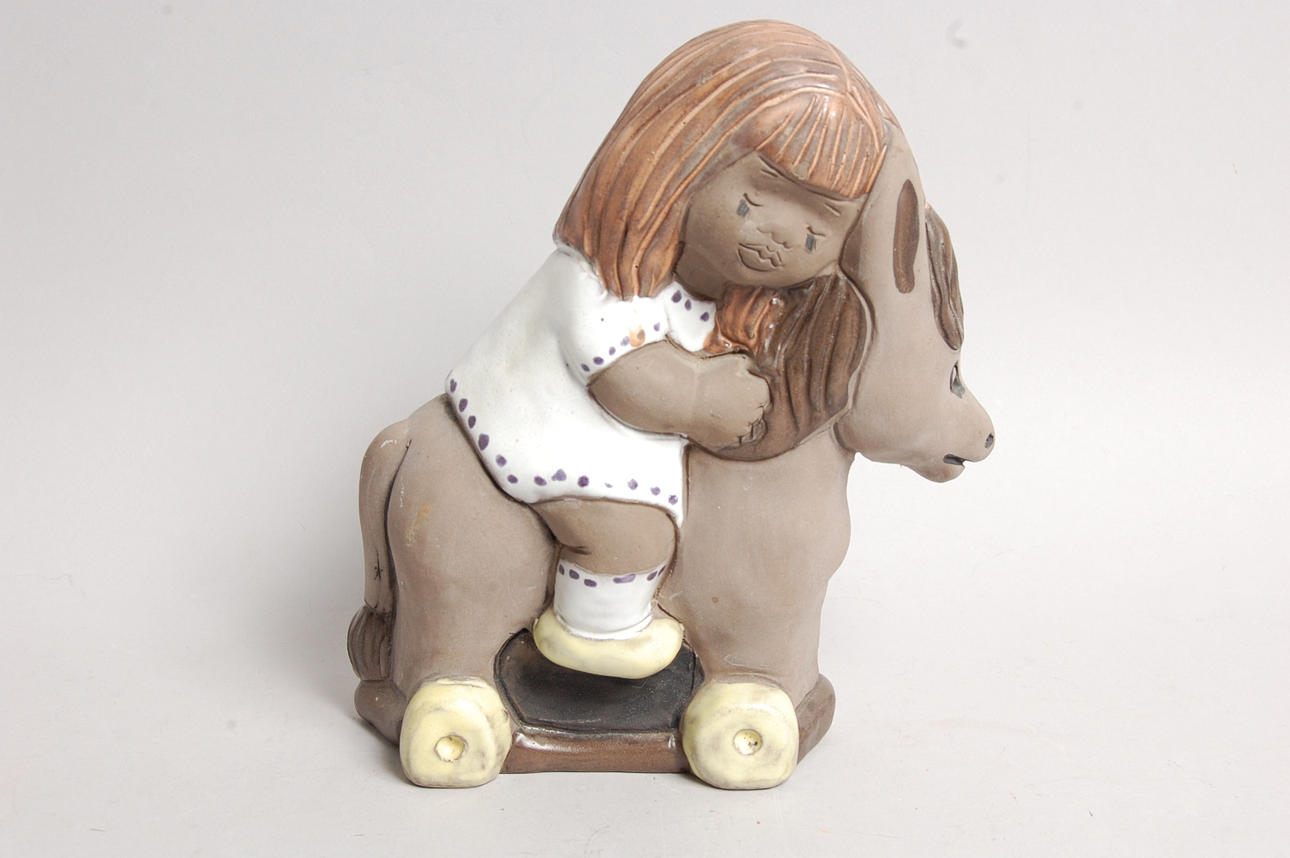 FIGURIN, " Flicka på gunghäst " märkt Elbogen.