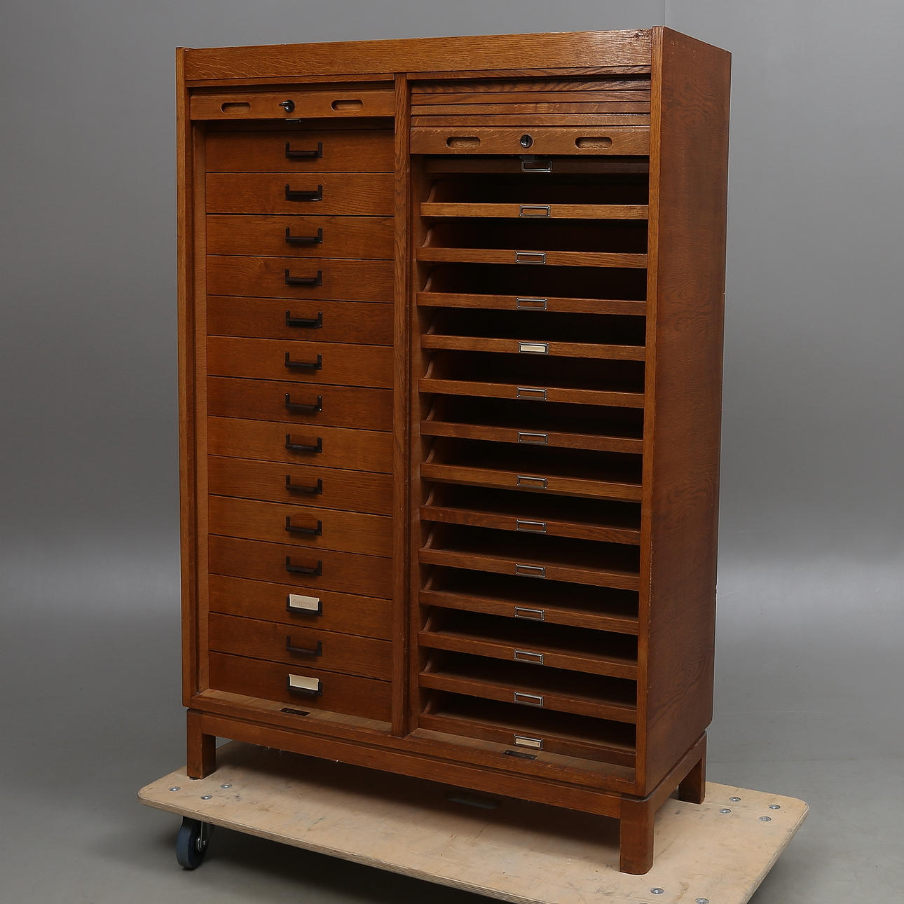 ARKIVSKAB med skodder, 1900-tallet.