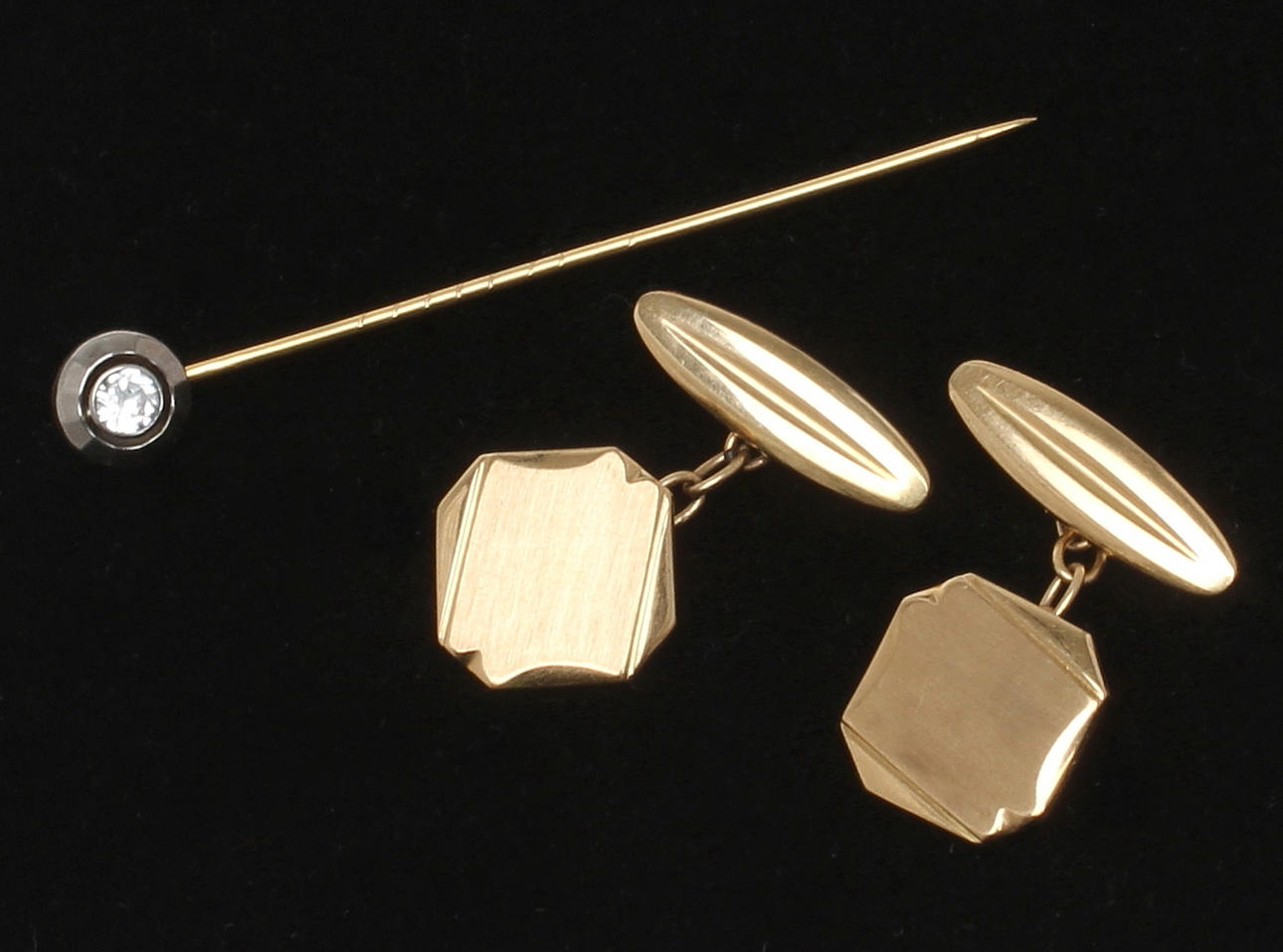 KNAPPAR, 1 par, 14k guld samt KRAVATTNÅL 18k guld med vi sten. Vikt 3,3 + 1 gram.