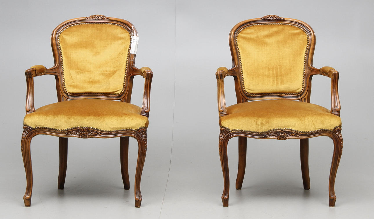 KARMSTOLAR ett par Rokokostil 1900-talets andra hälft.