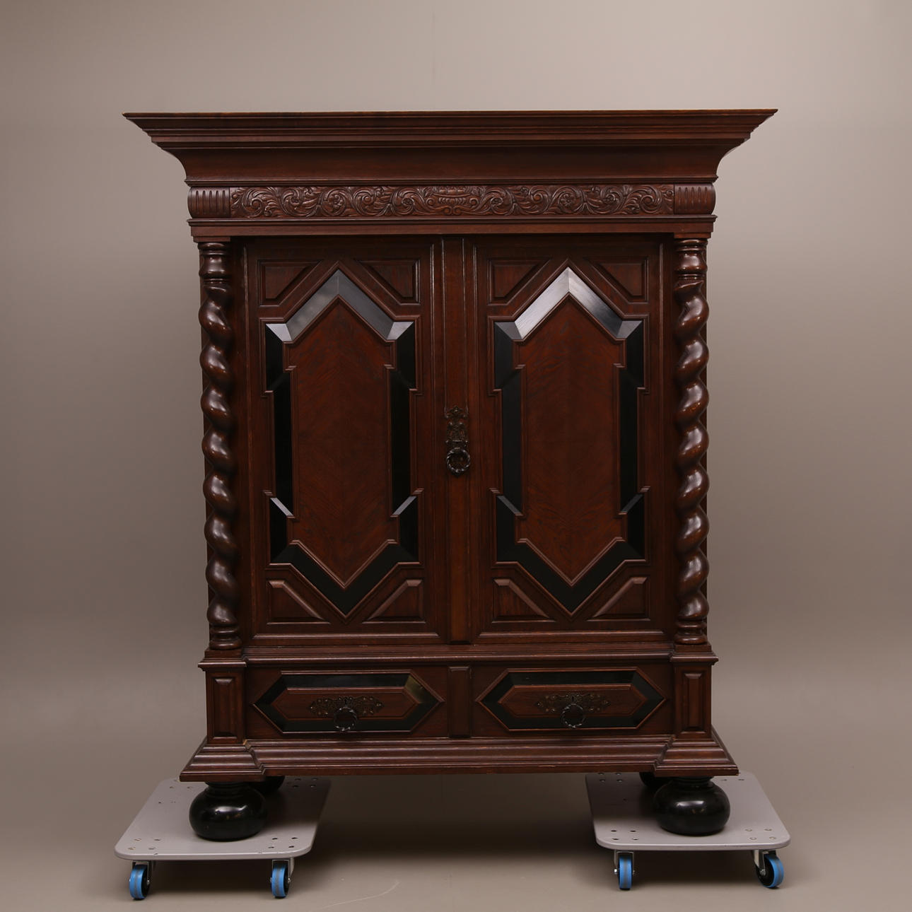 SCHRANK, dunkelbraune Eiche, Barockstil, Kugelfüße, Målilla Möbelfabrik, 1908.