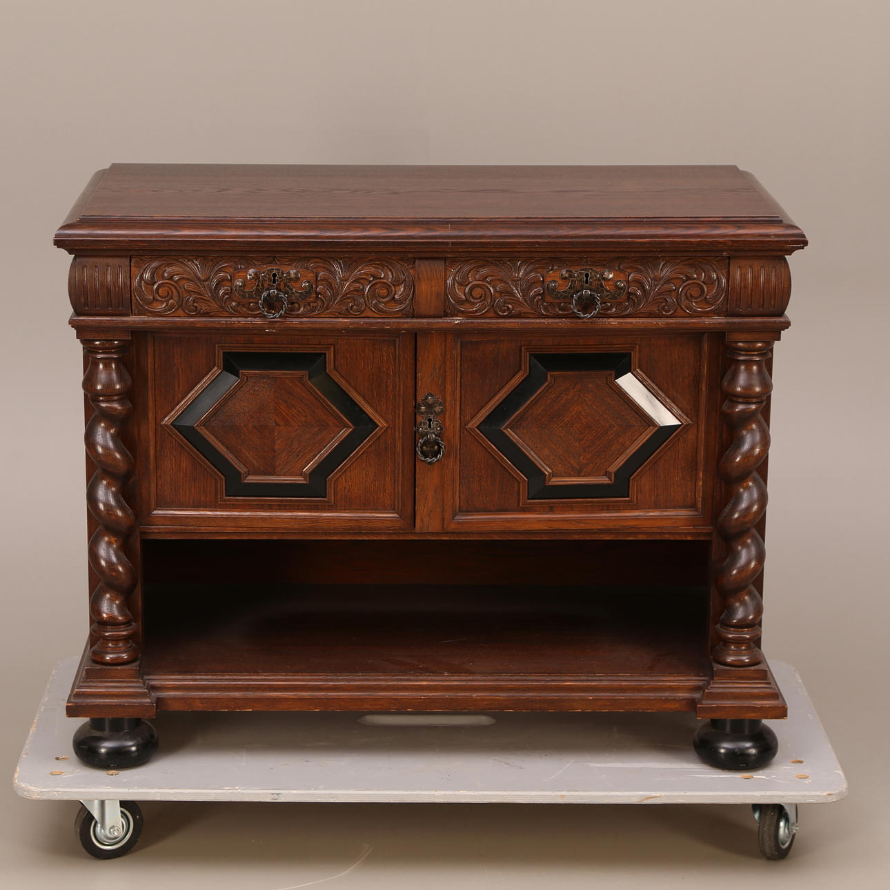 SERVIERSCHRANK, dunkelbraune Eiche, Barockstil, Kugelfüße, Målilla Möbelfabrik, 1908.