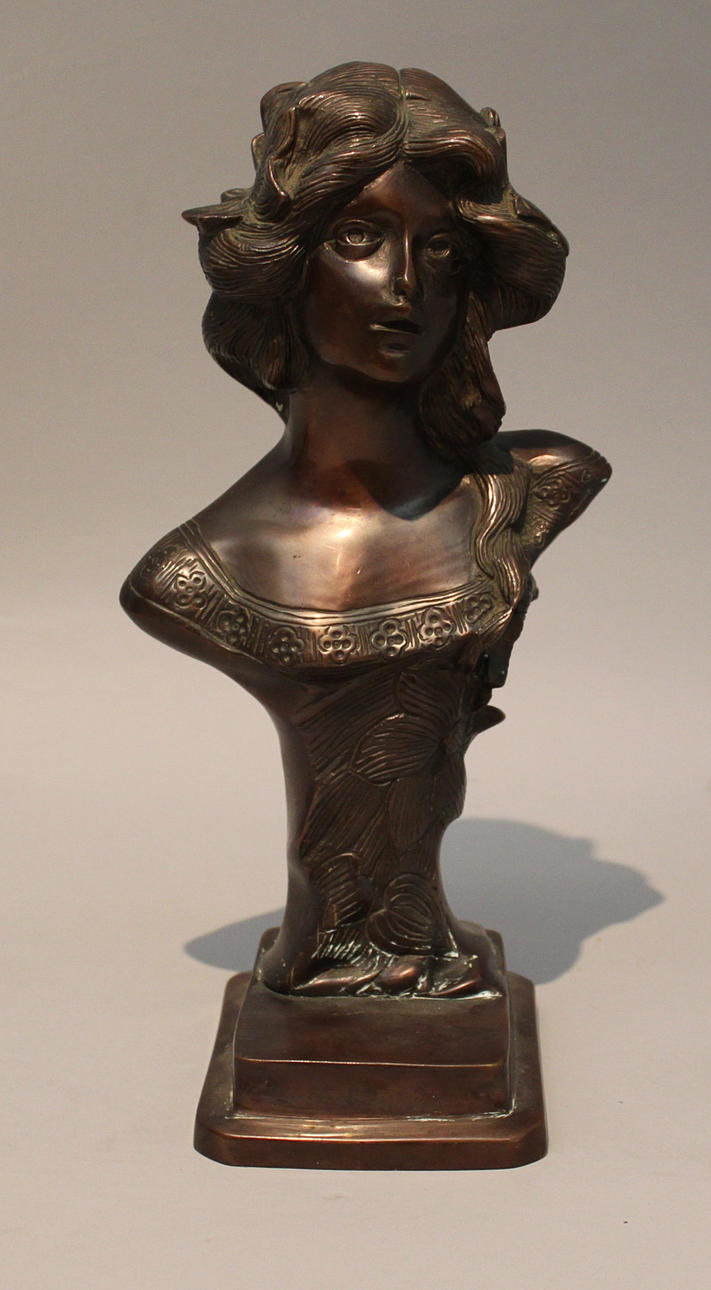 OKÄND KONSTNÄR. Kvinnobyst i brons. 1900-tal. Osignerad.