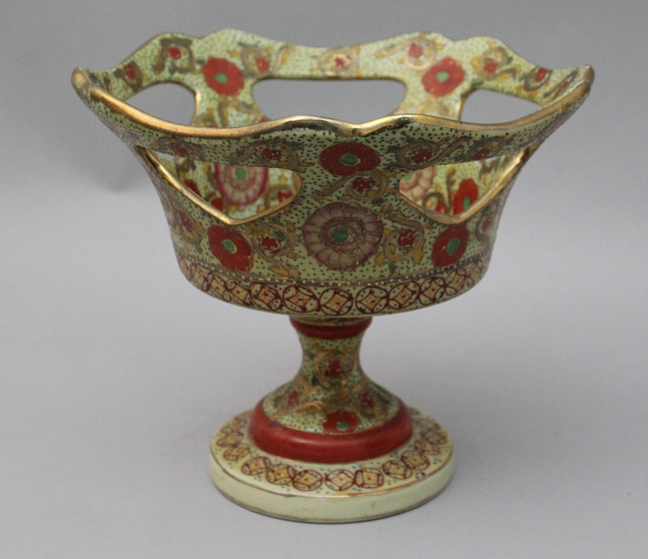 SKÅL PÅ FOT i porslin med blomsterdekår. 1900-tal, troligen Italien.