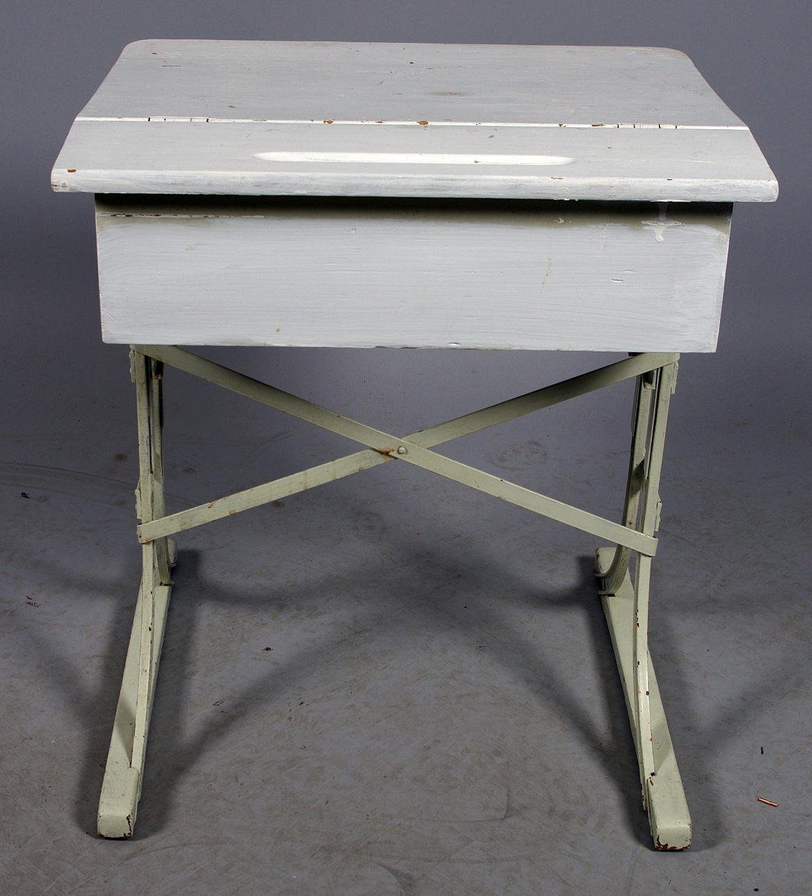 SKOLBÄNK, vitmålad.